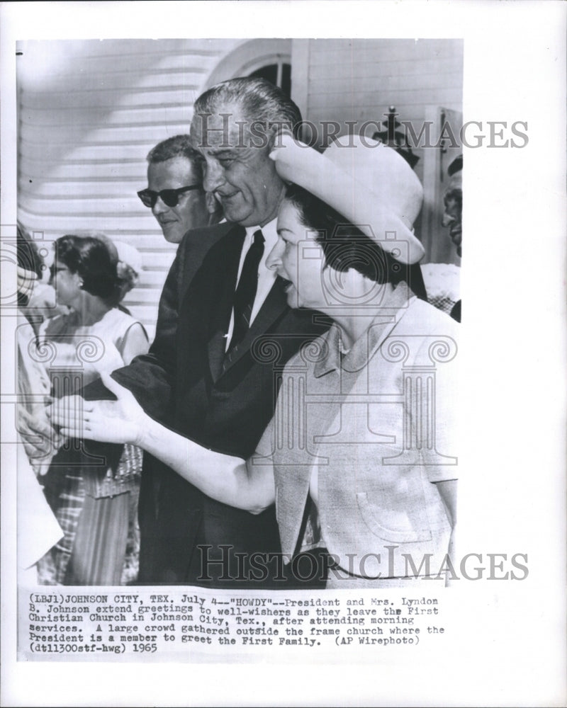 1965 Press Photo President and Mrs. Lyndon B. Johnson Extend Greetings - Historic Images