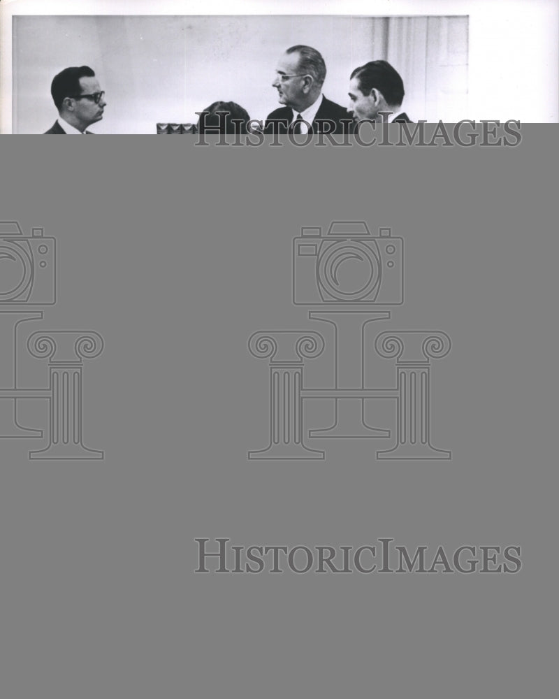 1963 Press Photo Assistants get Some Advice from President Johnson in a Room - Historic Images