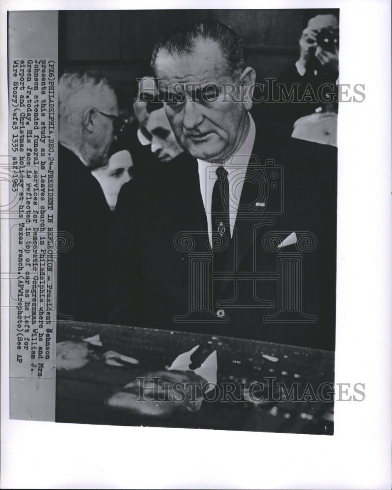 1963 Press Photo President Johnson Presents This Study as he Leaves Church - Historic Images