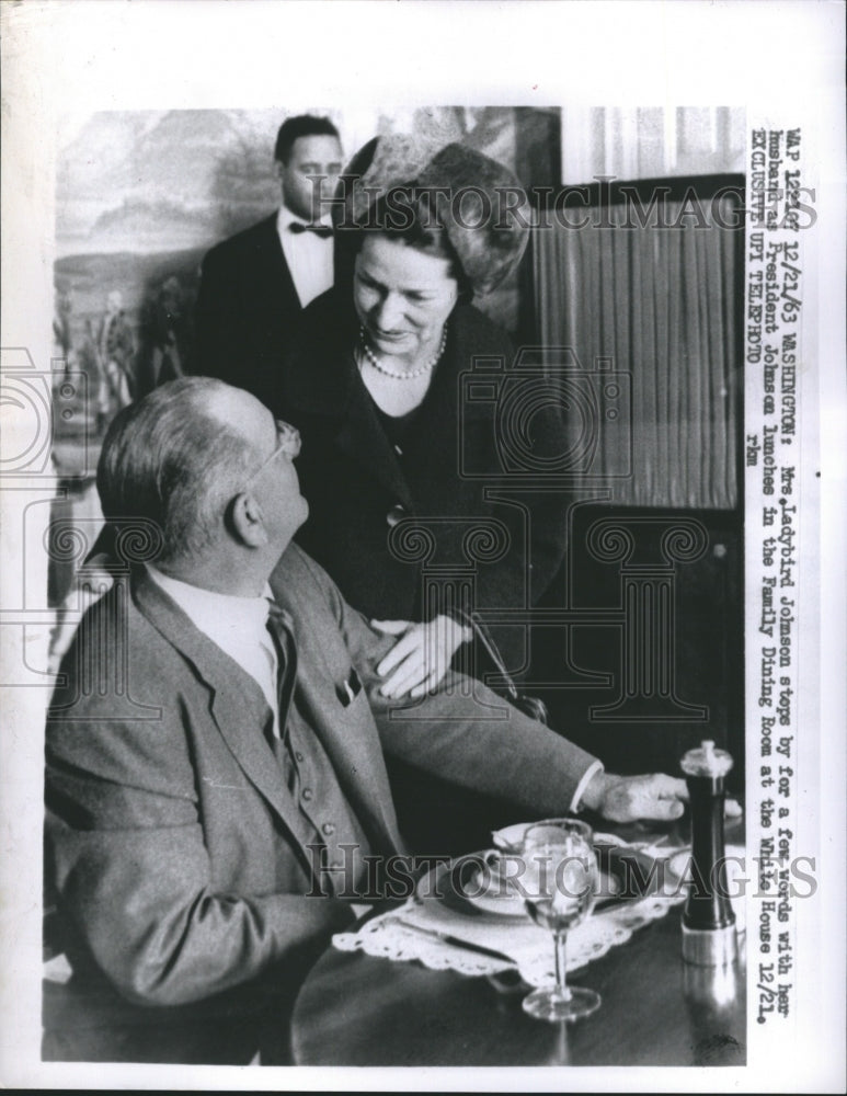 1963 Press Photo Mrs. Ladybird Johnson Stops by for Words With Her Husband - Historic Images