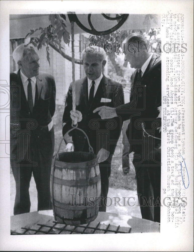 1965 Press Photo President Lyndon B. Johnson Explains How he Carrying Water - Historic Images