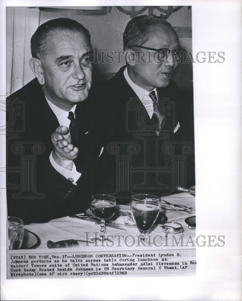 1963 Press Photo President Lyndon B. Johnson gestures as he Talks Across Table - Historic Images