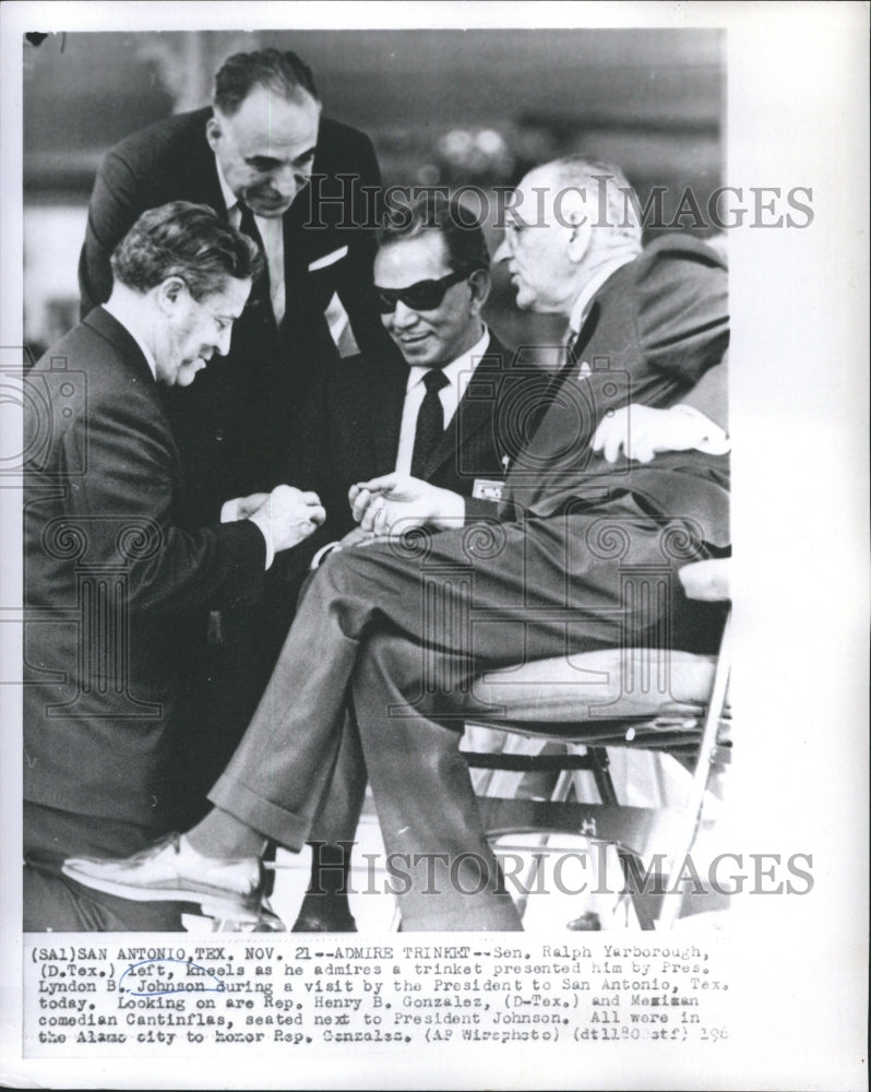 1963 Press Photo Sen. Ralph Yarborough, Left, Kneels as he Admires a Trinket - Historic Images