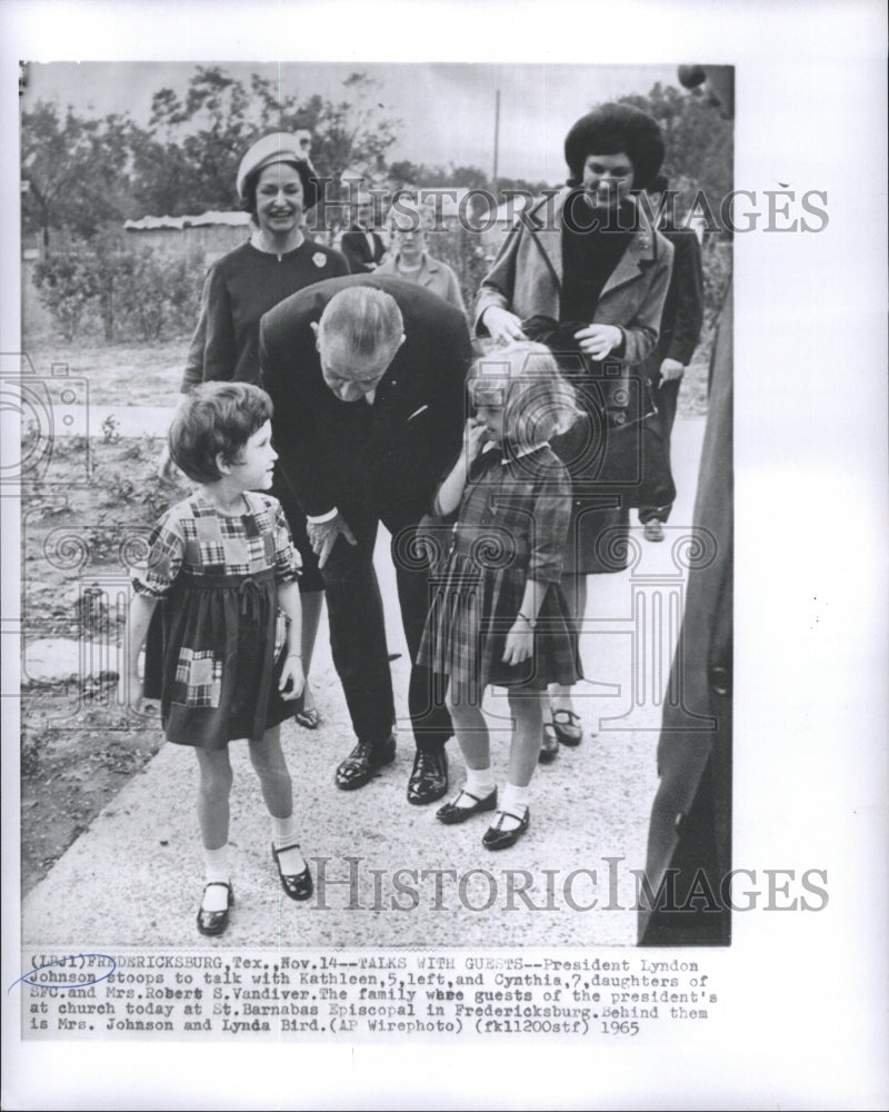 1965 Press Photo President Lyndon Johnson Stoops Talk With Kathleen and Cynthia - Historic Images