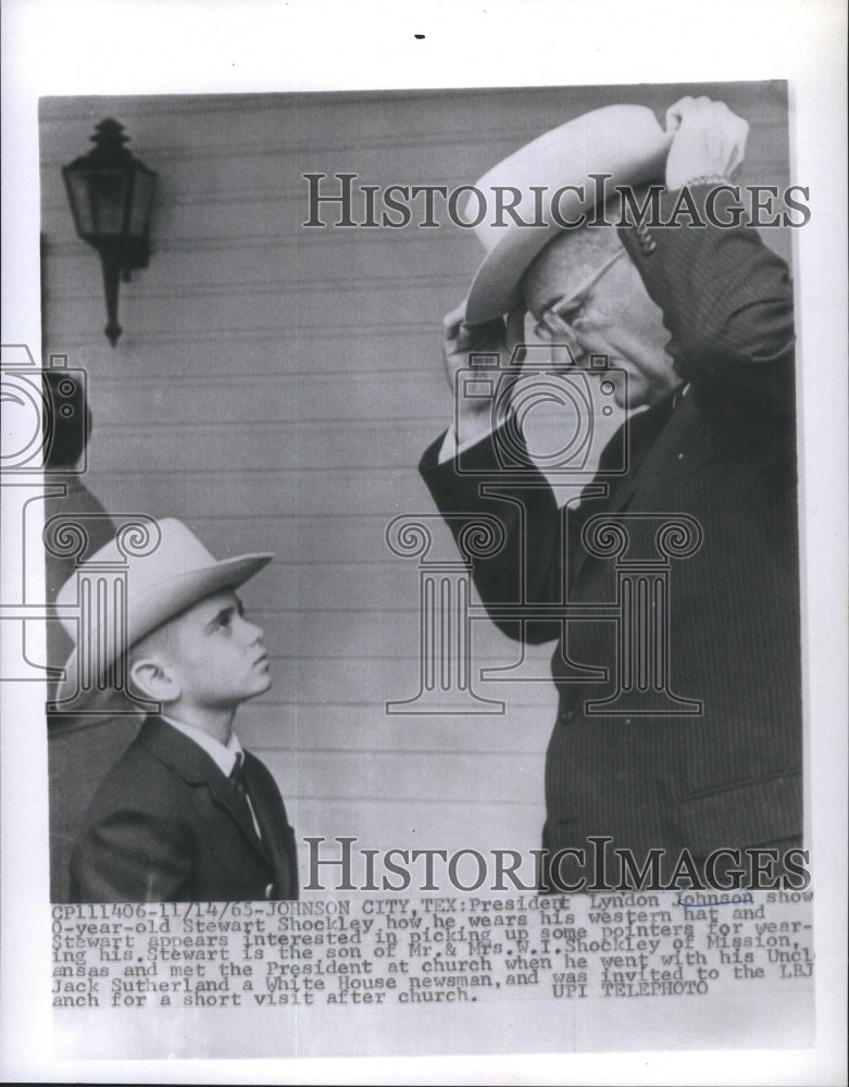 1965 Press Photo President Lyndon Johnson Show 10-Year-Old Stewart Shockley - Historic Images