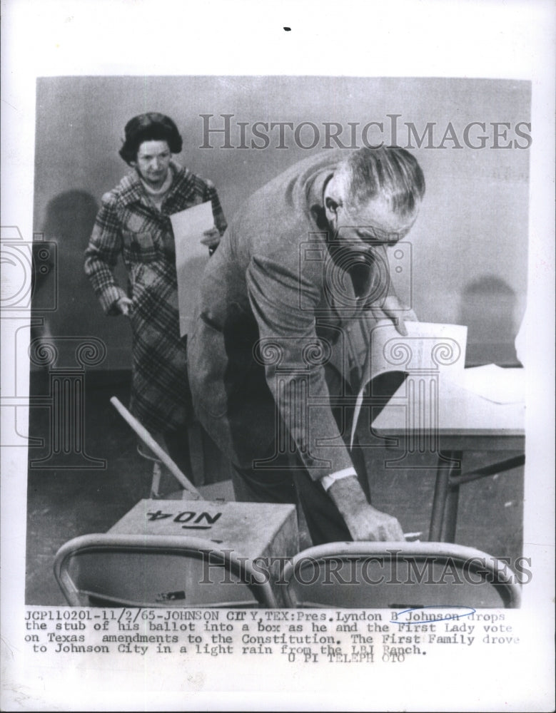 1965 Press Photo Pres. Lyndon B. Johnson Drops the Stub of His Ballot into Box - Historic Images