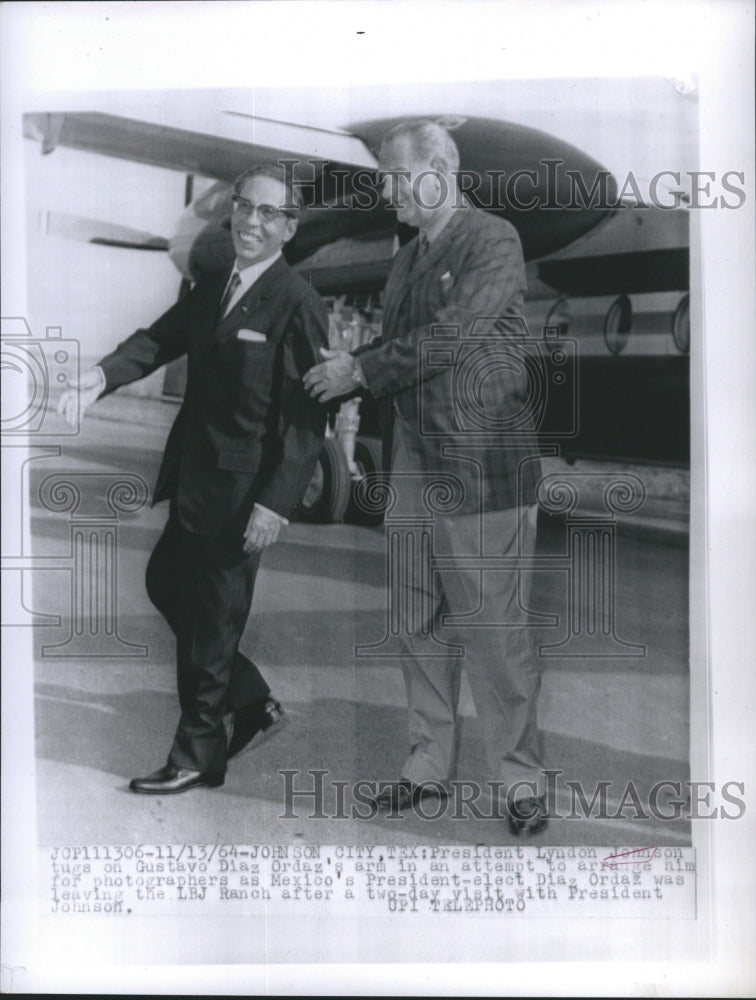 1964 Press Photo President Lyndon Johnson Huge on Gustavo Diaz Ordaz&#39;s Arm - Historic Images