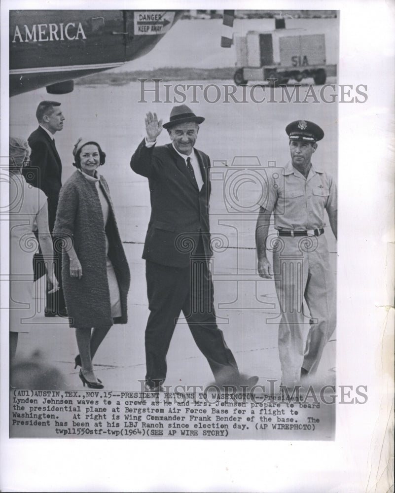 1964 Press Photo Presdent Lyndon Johnson Waves to a Crowds at Mrs. Johnson - Historic Images