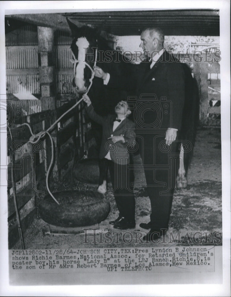 1964 Press Photo Pres. Lyndon B Johnson Shows Richie Barnee, National Assoc. - Historic Images