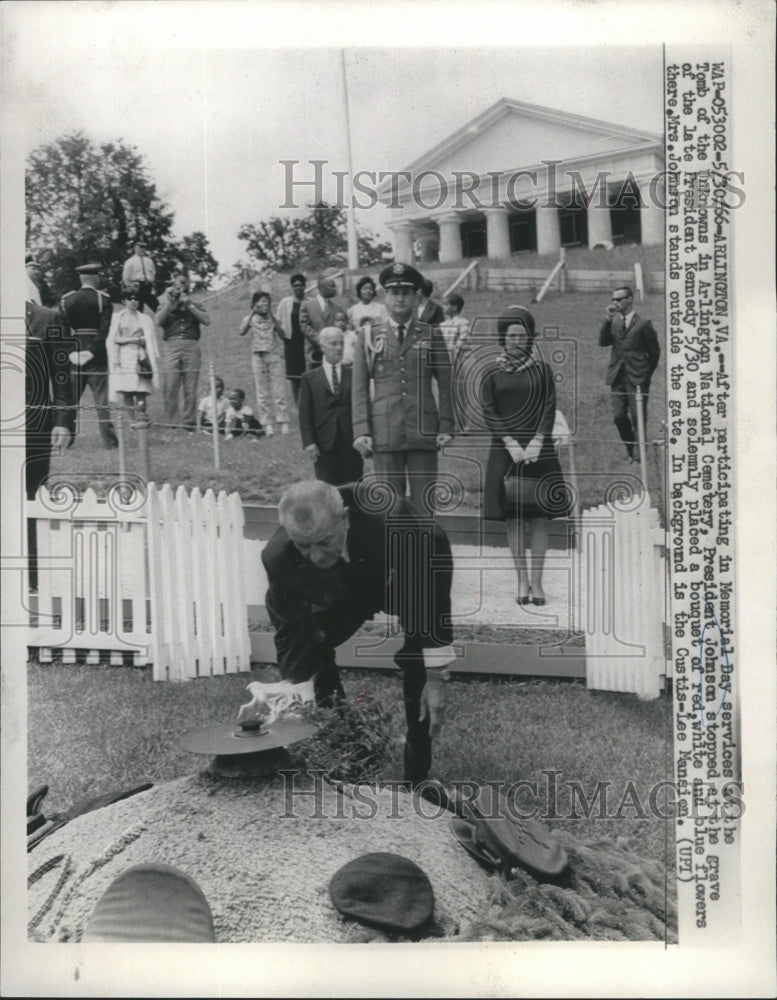 1966 Press Photo After Participating in Memorial Day Services at Tomb - Historic Images