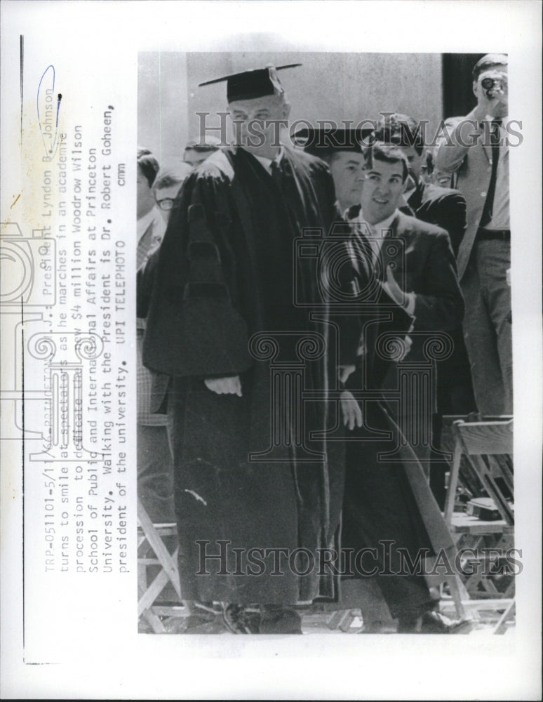 1966 Press Photo President Lyndon S. Johnson Turns to Smile at Speetators - Historic Images