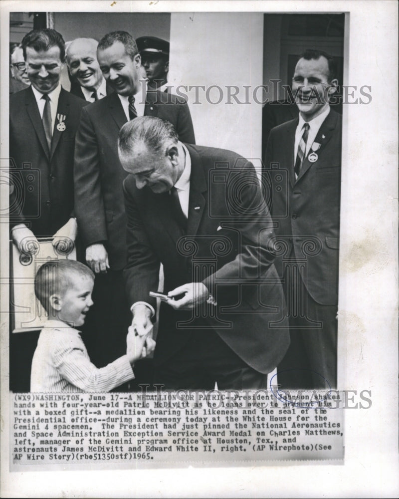 1965 Press Photo President Johnson Shakes Hands Four-Year-Old Patric McDivin - Historic Images