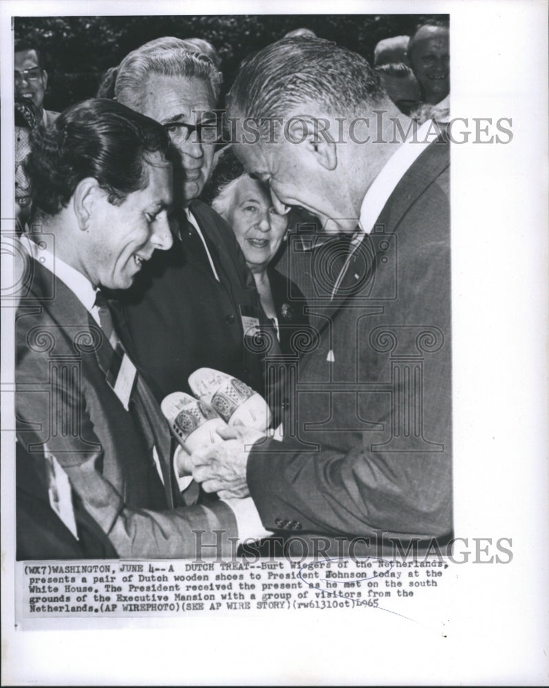 1965 Press Photo Burt Wiegers of the Notherlands Presents a Pair of Dutch Wooden - Historic Images