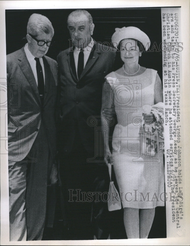 1965 Press Photo President Lyndon Johnson Holds Lady Bird arm Talks Secretary - Historic Images