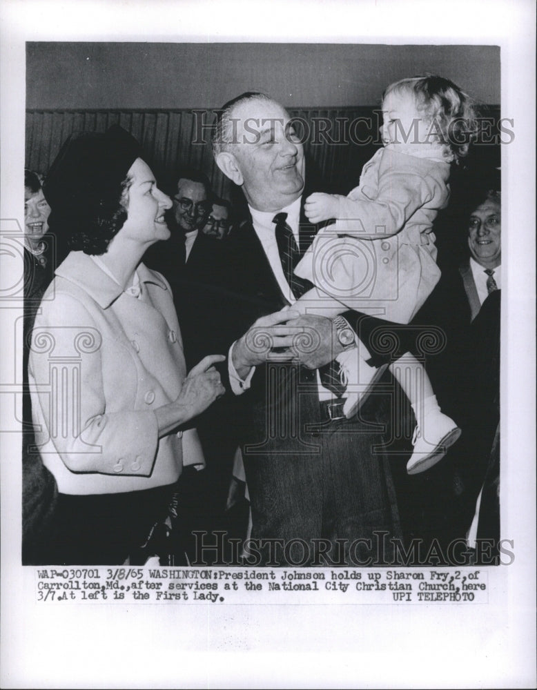 1965 Press Photo President Johnson Hold Up Sharon Fry - Historic Images