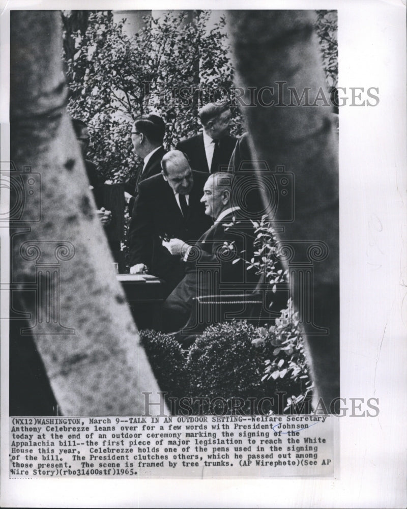 1965 Press Photo Welfare Secretary Anthony Celebrezze Leans Over for Few Words - Historic Images