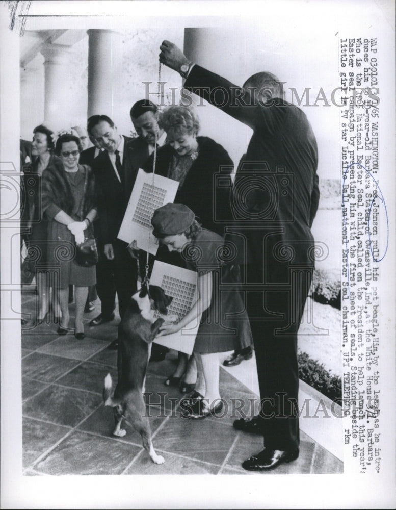 1965 Press Photo Pres. Johnson Pulls His pet beagle, Him, by the Launch - Historic Images