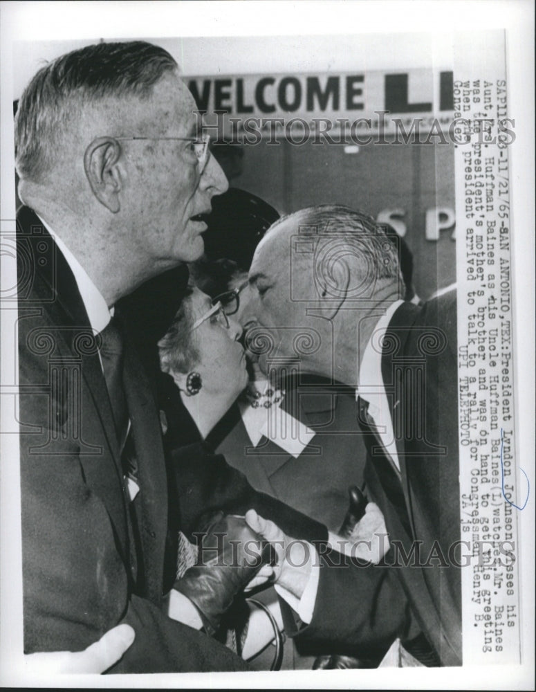 1965 Press Photo President Lyndon Johnson Kisses His Aunt, Mrs. Huffman Baines - Historic Images