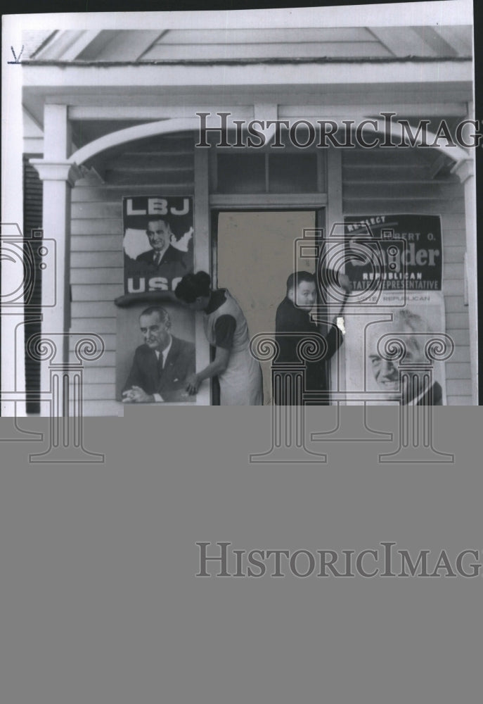 1954 Press Photo Man Busy with His Political Work for Gold Wates - Historic Images