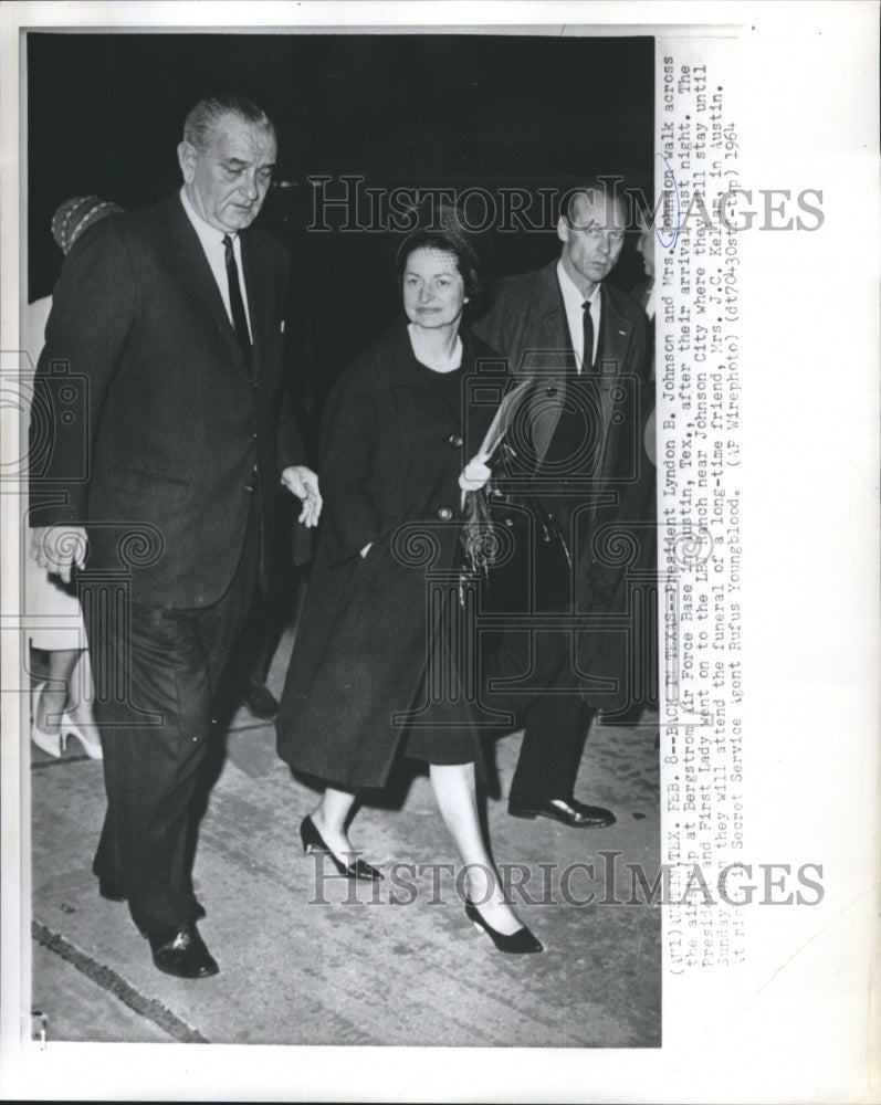 1964 Press Photo President Lyndon B. Johnson and Mrs. Johnson Walk Across - Historic Images