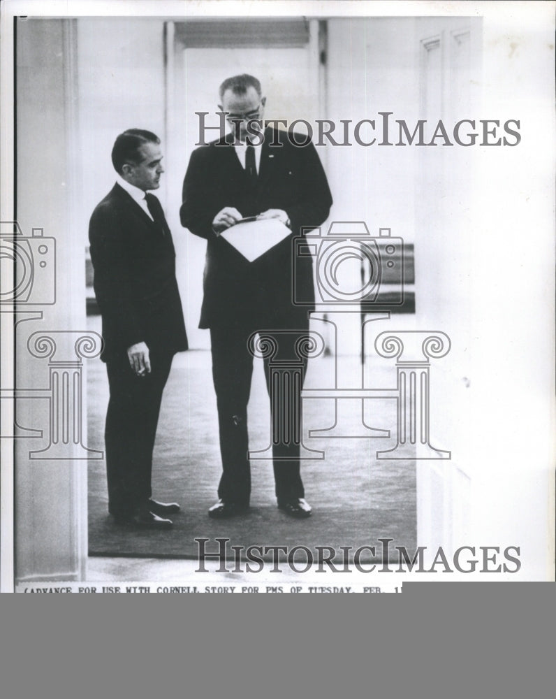 1964 Press Photo President Johnson Pauses Near the Door of his Office - Historic Images