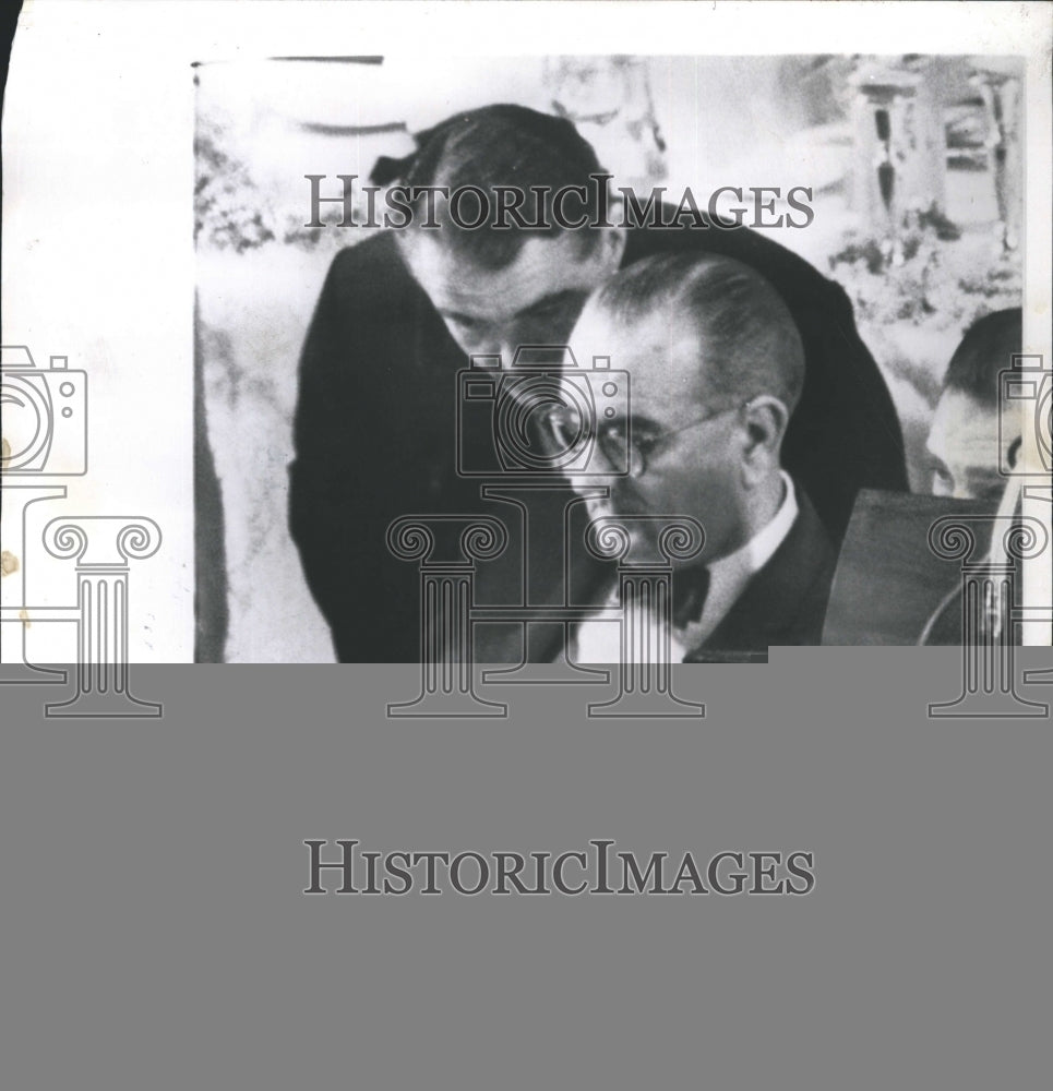 1954 Press Photo President Johnson Reads Latest Report on New Cubo Crisis - Historic Images