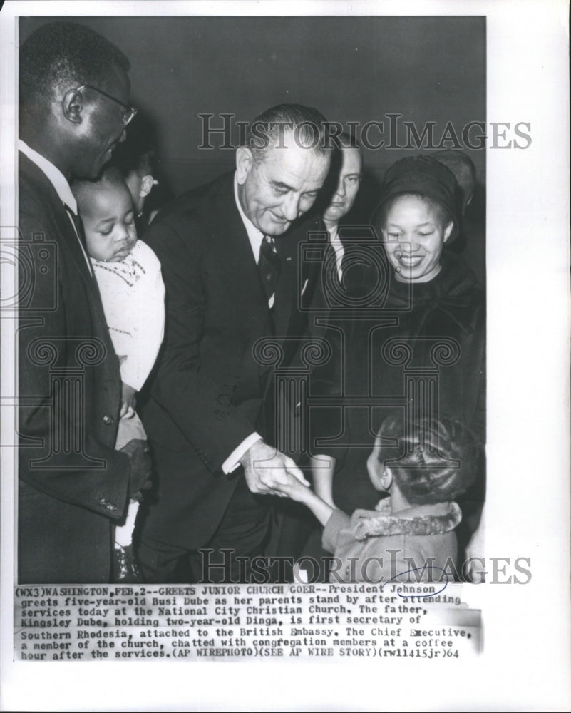 1964 Press Photo President Johnson greats Five-years-Old Busi Dube - Historic Images