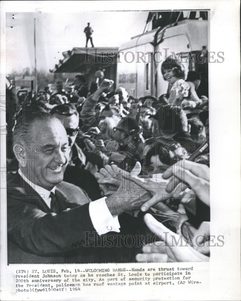 1964 Press Photo Hands are Thrust Toward President Johnson Reaches St. Louis - Historic Images