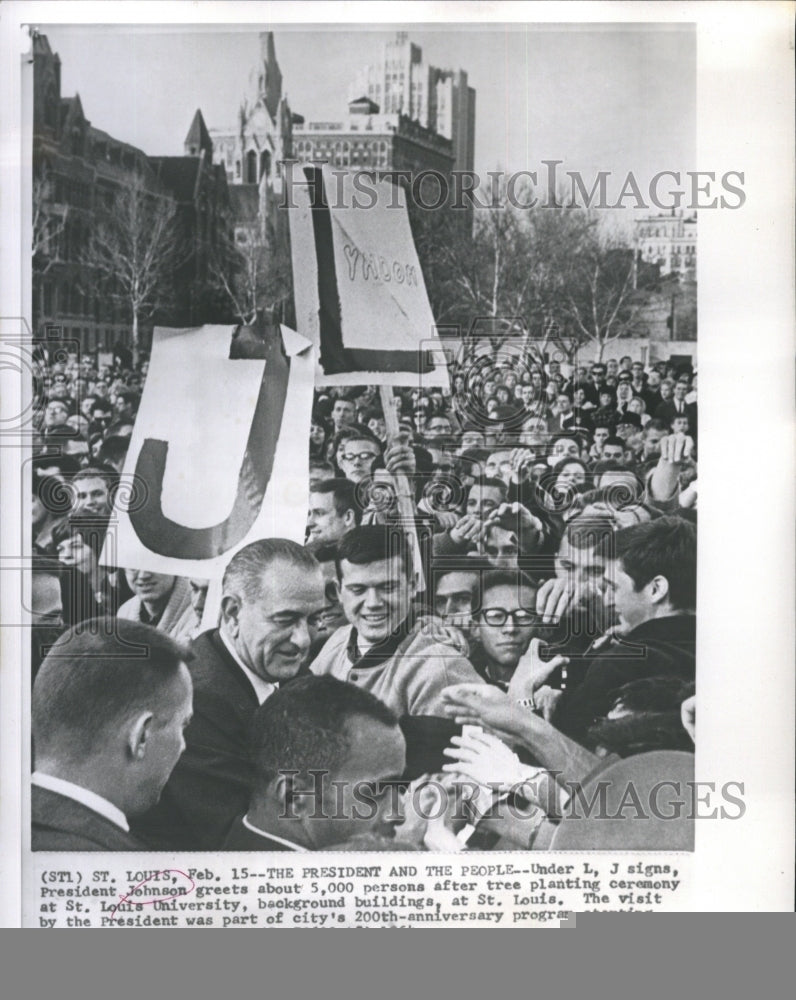 1964 Press Photo Under L, J Sings President Johnson Greets About 5,000 Persons - Historic Images