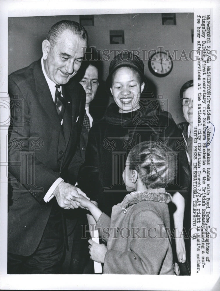 1962 Press Photo President Johnson Shakes Hands with Busi Dube - Historic Images