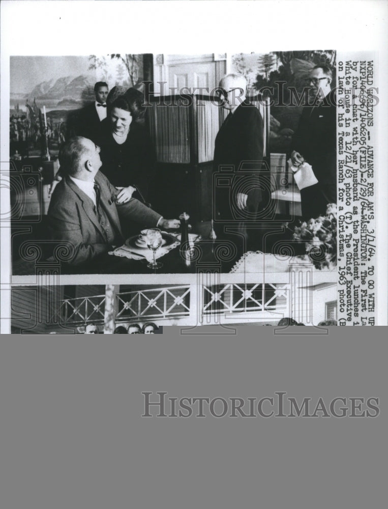 1964 Press Photo The First Lady Mrs. Lyndon B. Johnspn Stops by For Chat - Historic Images