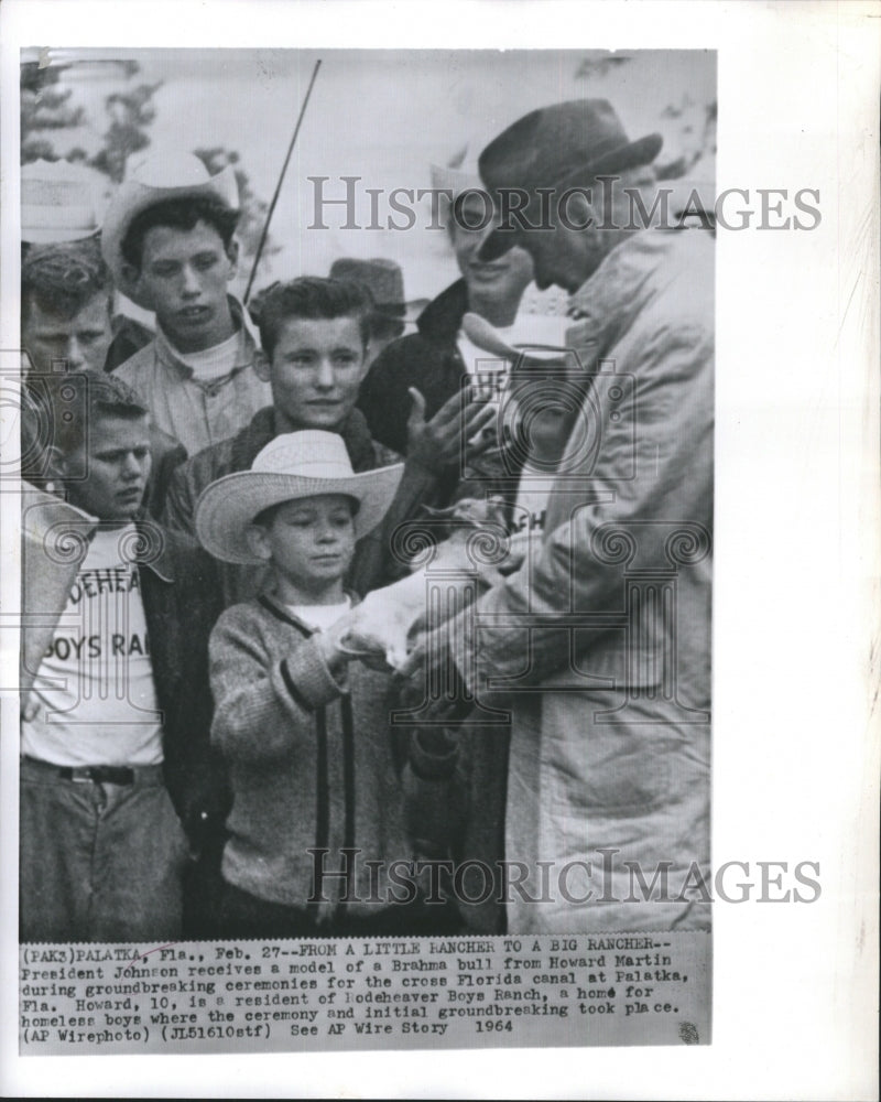 1954 Press Photo President Johnson Receives Model of Brahma Bull From Howard - Historic Images