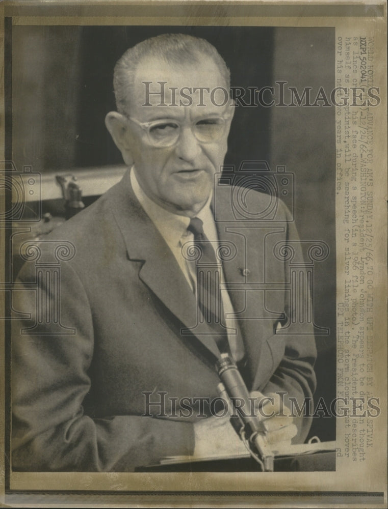 1966 Press Photo President Lyndon Johnson appears to be Dean in Thought as Lines - Historic Images