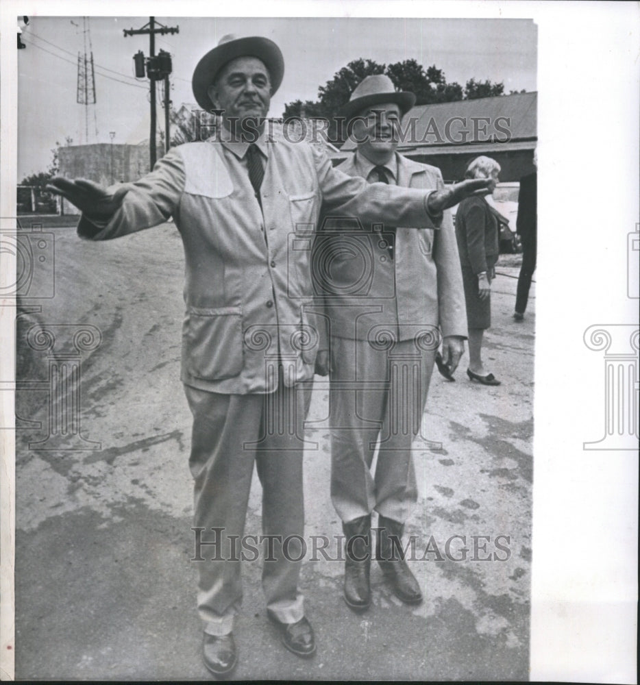 1964 Press Photo Men with Humor of His Action - Historic Images