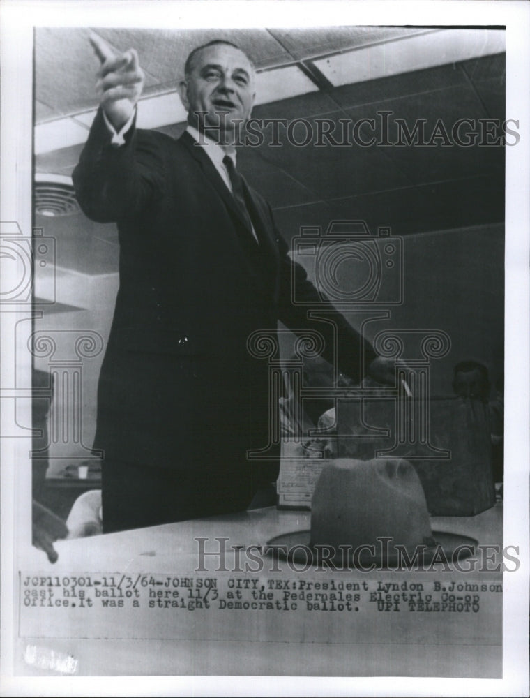 1964 Press Photo President Lyndon B. Johnson Cast his Ballot Here - RSH03601 - Historic Images