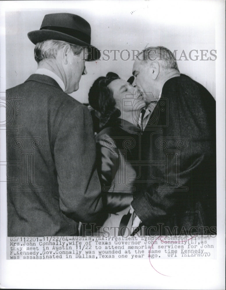 1954 Press Photo President Lyndon Johnson Kisses Mrs John Conhally Wife of Texas - Historic Images