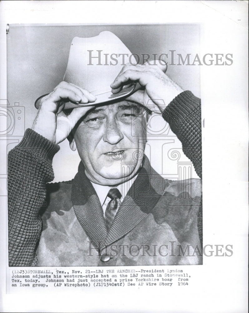 1961 Press Photo President Lyndon Johnson Adjusts his Western-Style Hat - Historic Images