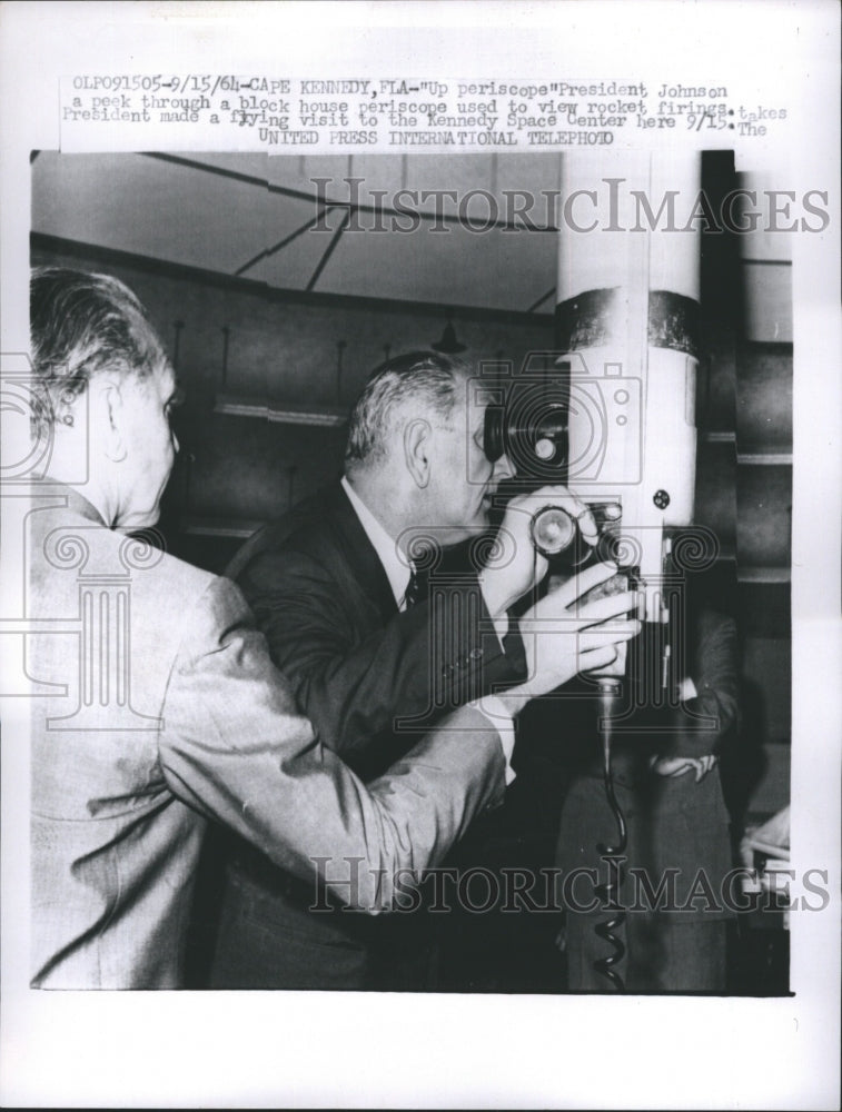 1984 Press Photo Up Periscope President Johnson Peek Through Block House - Historic Images