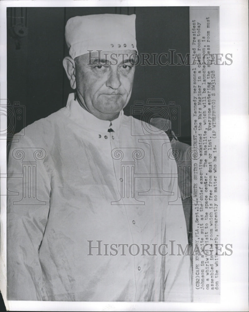 1984 Press Photo Cape Kennedy Personal Girted President Johnson in White Suit - Historic Images