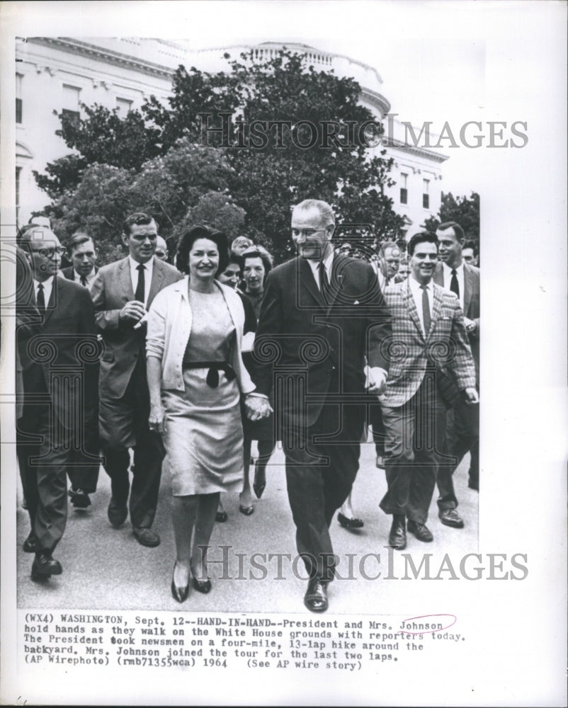 1964 Press Photo President and Mrs. Johnson Hold Hands as They Walk White House - Historic Images