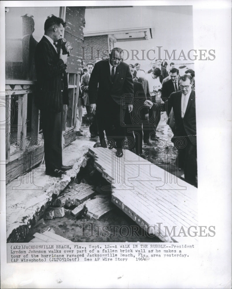 1964 Press Photo President Lyndon Johnson Walks Over Part of Fallen Brick Wall - Historic Images