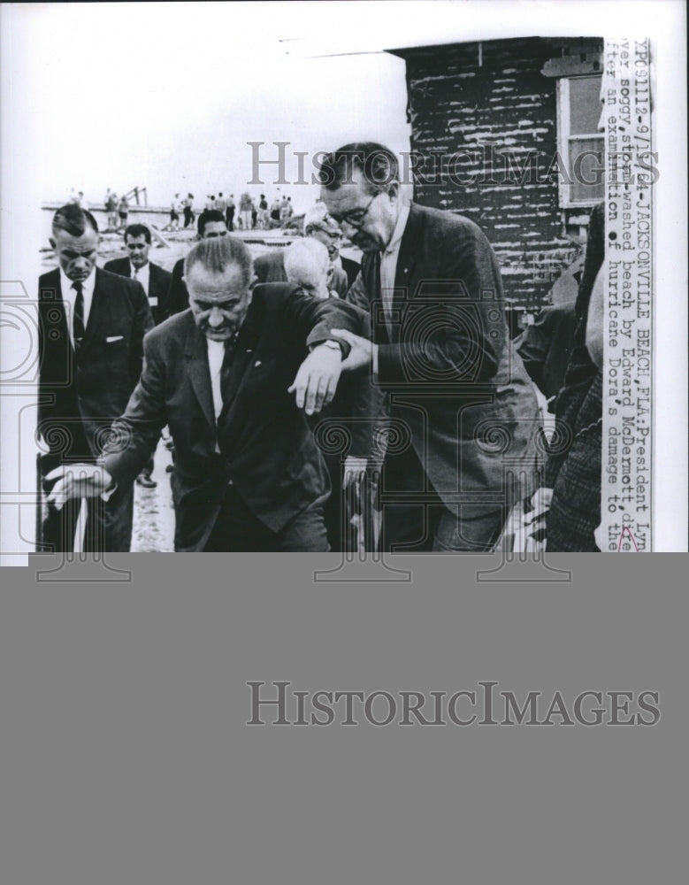 1964 Press Photo President Lyndon Johnson Gets an Assist Over Soggy, Stops Wash - Historic Images