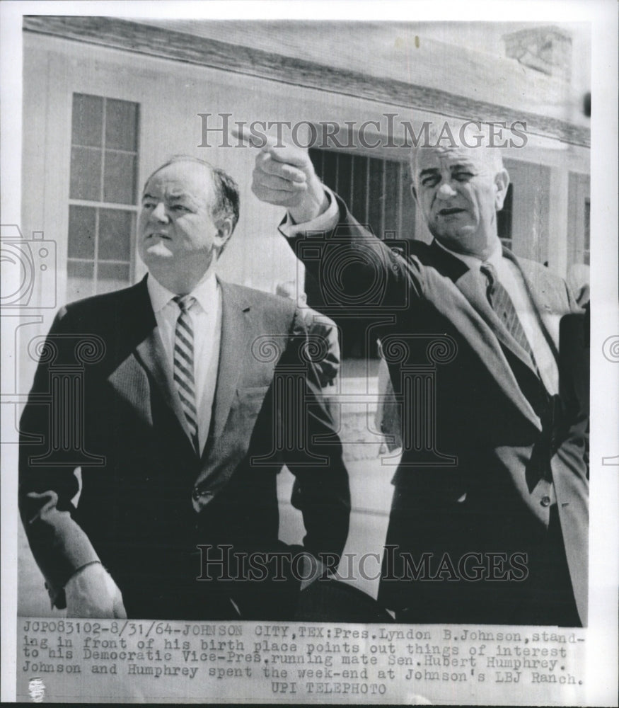 1961 Press Photo Pres. Lyndon B. Johnson, Standing in front of his birth place - Historic Images