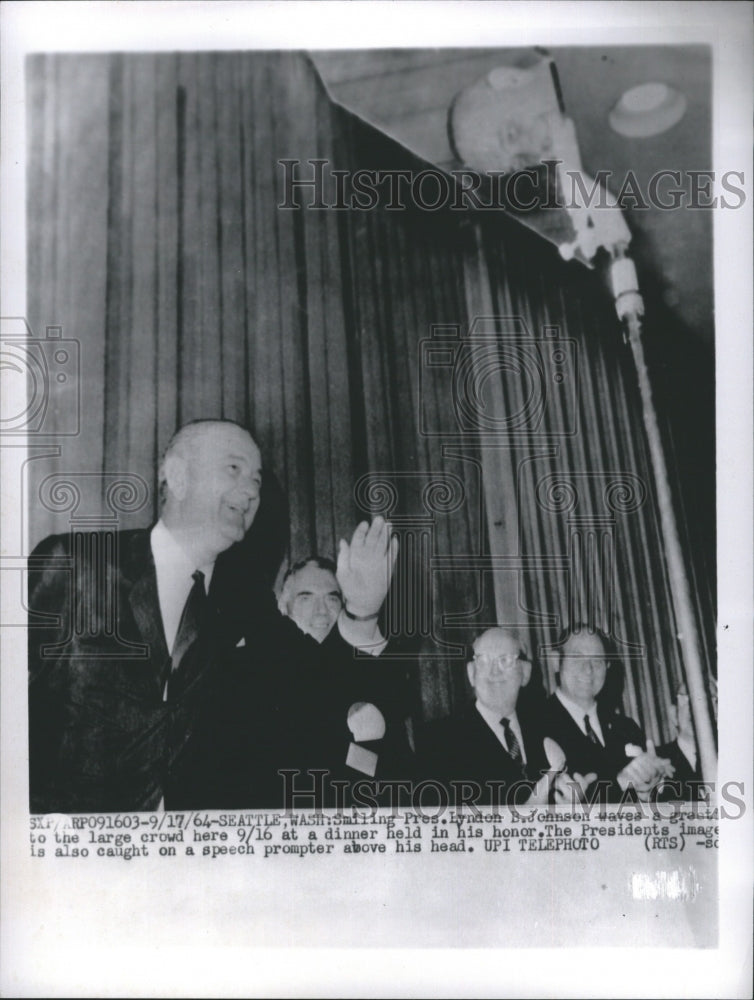 1984 Press Photo Pres. Lyndon Waves Greeted to the Large Crowd Here - RSH03669 - Historic Images