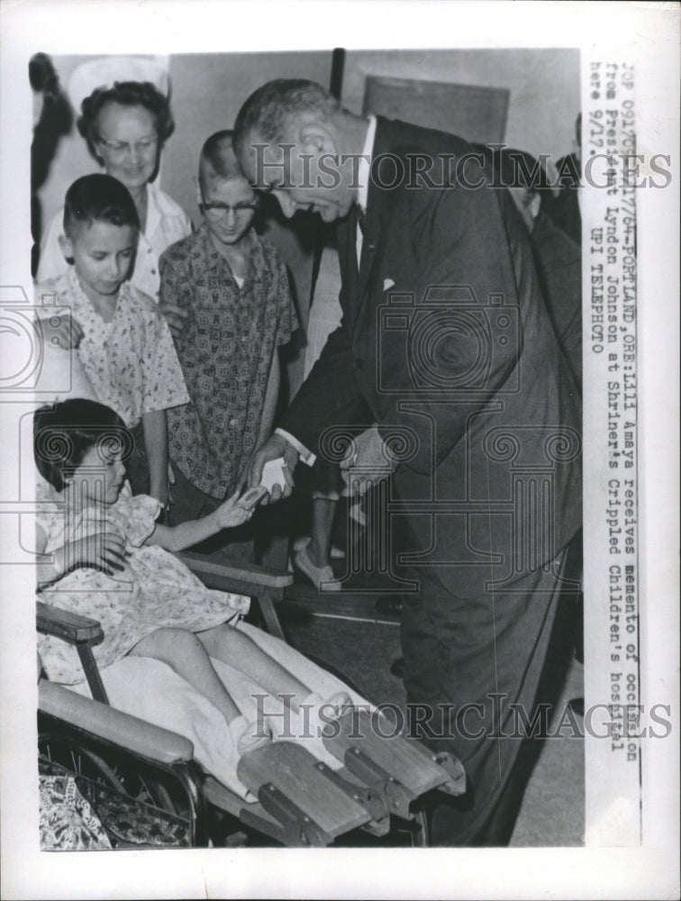 1964 Press Photo Lili Amaya Receives Moments of Occess on From President Lyndon - Historic Images