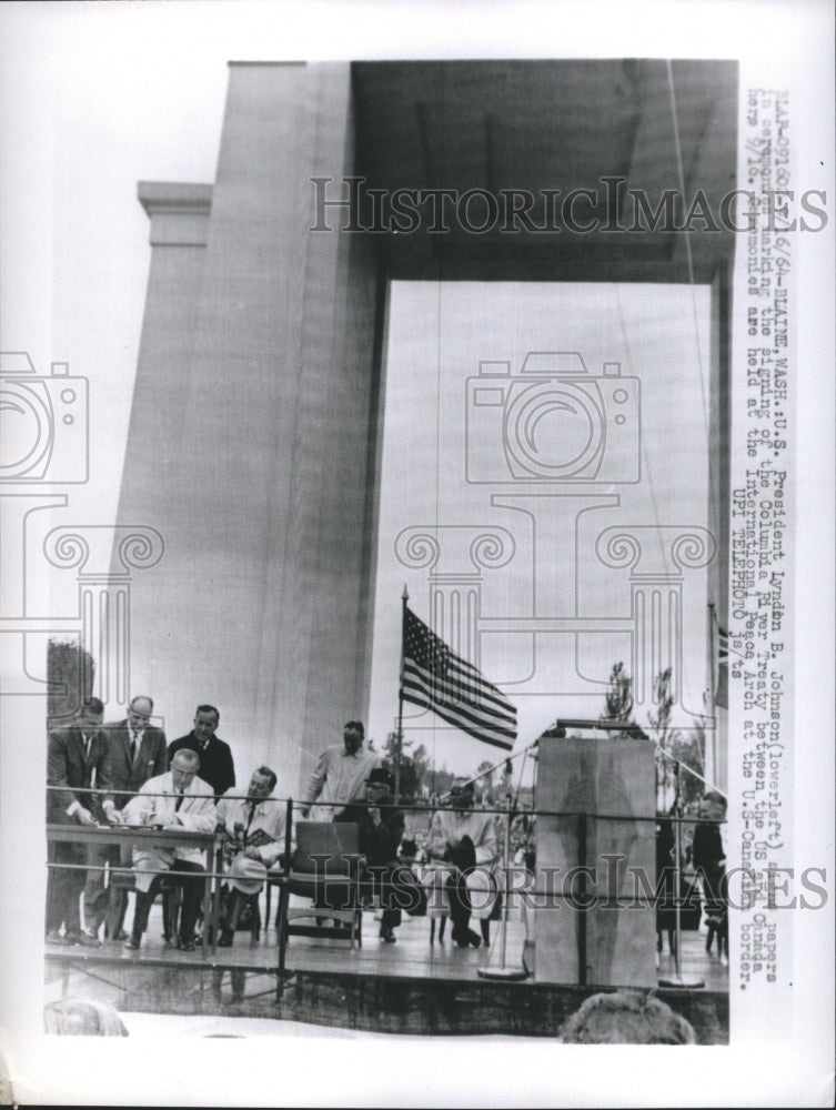 1984 Press Photo US President Lyndon B. Johnson Signs Papers - Historic Images