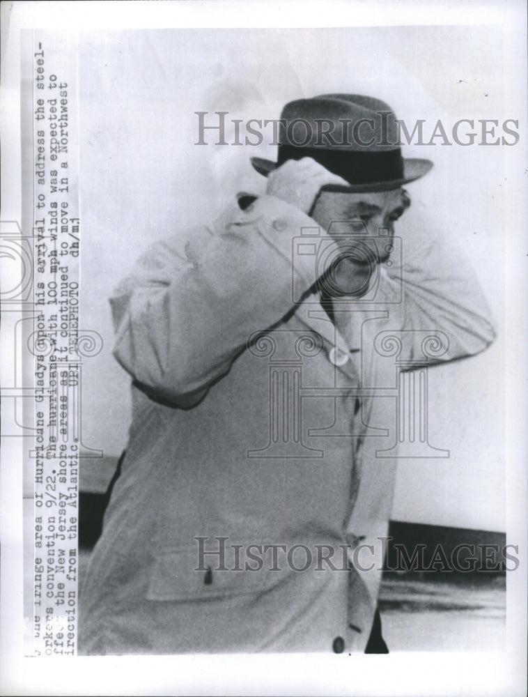 1964 Press Photo One the Brings area of Hurricane Gladys Upon His Arrival Addres - Historic Images