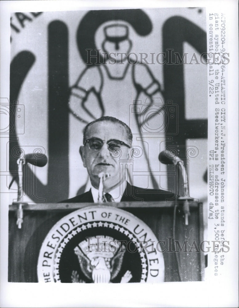 1964 Press Photo President Johnson Stands Before Giant Symbol of the Steelworker - Historic Images