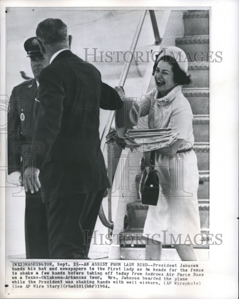 1964 Press Photo President Johnson Hands his hat and Nespaper - RSH03701 - Historic Images