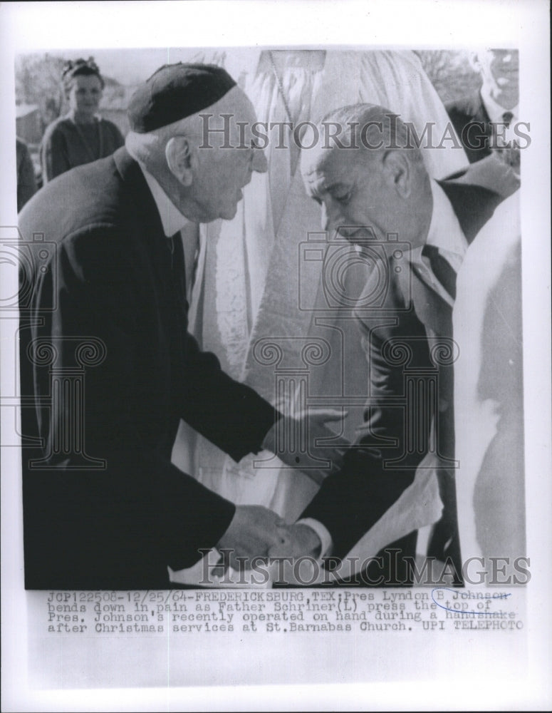 1964 Press Photo Pres. Lyndon B. Johnson Bends Down Father Schriner - RSH03713 - Historic Images